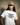 kvinnlig modell med rolig t-shirt och grogg-keps